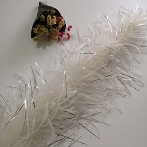 Großhandel natürliche Straußen feder Boa 2Yard 10 Lagen Straußen federn mit silberner Seide für Hochzeits feier Straußen federn Boa - Product Image 3