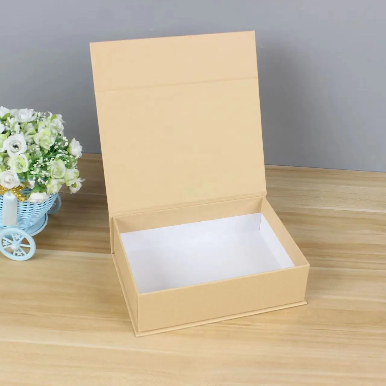 Kotak Hadiah Magnetik Promosi Uptoate DVI Jumlah Besar dengan Tutup Kotak Khusus Kertas Putih Cokelat Label Pribadi untuk Menyimpan Kemasan