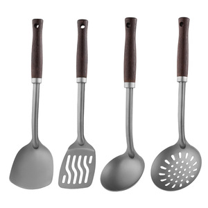 Juego de espátulas para freír de titanio puro, utensilios de cocina resistentes al calor de 4 piezas con mango de madera para uso doméstico en la cocina - Product Image 1