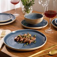 Service de vaisselle EKA beige à bordure moderne, compatible micro-ondes et lave-vaisselle, en grès réactif fait main, assiettes et bols bleu profond pour la maison
