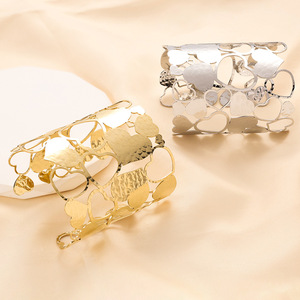 Pulsera de acero inoxidable hueca en forma de corazón de 8 cm para mujer, regalo de joyería de moda - Product Image 1