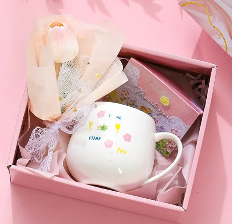 Carta con bouquet di tulipani rosa con tazza di fiori piccoli