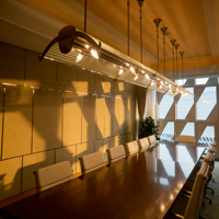 Lustre linéaire moderne de luxe, suspension en verre côtelé, luminaire personnalisé en laiton pour salle de conférence d'hôtel, idéal pour les projets