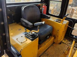 Bulldozer CAT D6 d'occasion, modèle 2024, d'origine japonaise, à vendre, avec composants moteur essentiels, type chenille, excellent état, prix réduit - Product Image 4