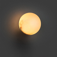 Applique murale moderne à 1 lumière avec base en laiton et globe en albâtre naturel minimaliste pour salon et chambre