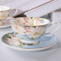 Elegantes Retro Britisches Hofstil Goldfolie Goldrand Bone China Überglasur Farbe Innenblumen Tee- und Kaffeetassen-Set mit Untertassen
