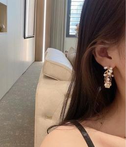 Boucles d'oreilles géométriques en forme de C tendance de haute qualité, inspirées des bijoux de créateurs, grandes créoles perlées pour <span class=keywords><strong>cadeau</strong></span> de mariage pour femme - Product Image 4
