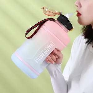 注入器付きBPAフリーのつや消しプラスチックボトルを飲む時間のある高品質の2200ml動機付けの再利用可能なウォーターボトル