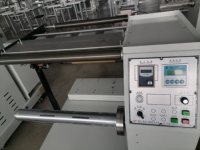 Machine de laminage automatique de précision à guidage de ruban efficace avec table de découpe à alignement automatique des bords pour le traitement des matériaux d'emballage