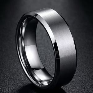 ミニマリストな幅広無地マットブラックステンレスリング、男女兼用結婚指輪 - Product Image 3