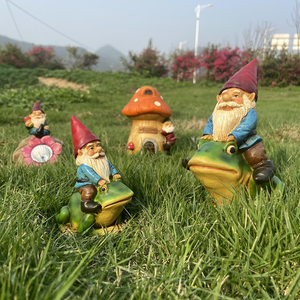 Statua in resina da giardino gnomi divertenti su gnomo da giardino a fungo con nano artigianale in resina solare per la decorazione esterna - Product Image 5