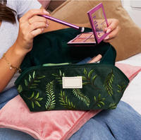 Pochette en velours brodée OEM, boîte à maquillage plate, sac de voyage pour cosmétiques, sac de rangement pour soins de la peau et maquillage