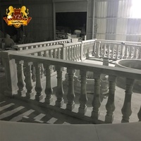 Rampe d'escalier extérieure en marbre, balustrades en pierre, rampes avec style de conception européen, colonnes, colonnes romaines pour escaliers