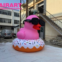 Canard rose de dessin animé avec canard rose gonflable de beignet, ballon gonflable de mascotte de grand canard