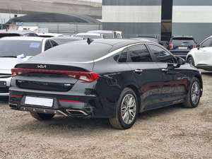 Voiture d'occasion haut de gamme 2022 NOIRE de marque coréenne K5, berline hybride essence-électrique avec batterie au lithium et freinage régénératif - Product Image 2