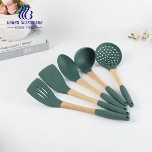 Strumento di cottura per utensili da cucina di colore verde con manico in silicone di bambù mestolo da minestra set di pentole da cucina spatola per noodle