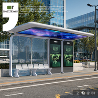 Abribus de luxe avec des sièges confortables et des boîtes lumineuses publicitaires de type produit