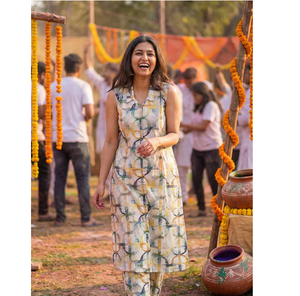 Ensemble Kurta d'été ethnique élégant pour femme, en coton imprimé multicolore, sans manches, infroissable et à séchage rapide, avec dupatta assorti - Product Image 1