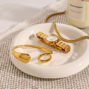 Bracelet manchette unisexe Yueli en acier inoxydable doré, design minimaliste et irrégulier, bijou de mode - Product Image 3