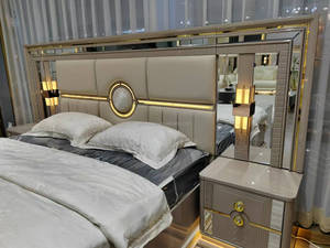 Élégant et Luxueux Ensemble de Meubles de Chambre King Size avec Éclairage LED et Finition Laquée Brillante - Product Image 4