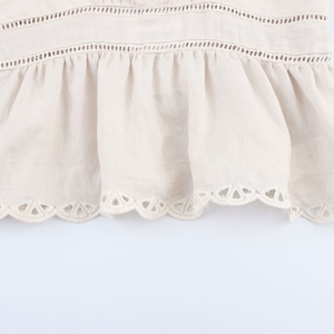 Top Corto Beige Transpirable para Mujer, Estilo Casual con Tirantes Finos y Volantes, Logotipo Frontal, Comodidad y Estilo de Primera Calidad - Product Image 4