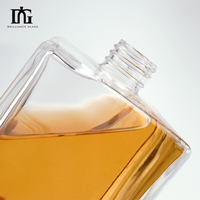 Chine Vente en gros Bon marché Bouteille de vin en verre transparente carrée fine Bouteille en verre de vin simple avec bouchon en verre