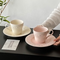 Tasse à café en céramique rétro blanche et rose avec motif de fraises en relief, mug en verre, cadeau pour fille, poignée exquise, ensemble de tasses à café en verre