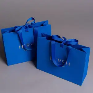 पर्यावरण के अनुकूल मैट टुकड़े टुकड़े में नीले प्रचार कपड़े गहने शॉपिंग उपहार पैकेजिंग पेपर बैग लोगो गर्म मुद्रांकन के साथ
