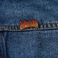 Broche et emblème unisexe personnalisés en alliage écologique électroplaqué, motif lettre anglaise de dessin animé 'Game Over' peinte, motif flamme
