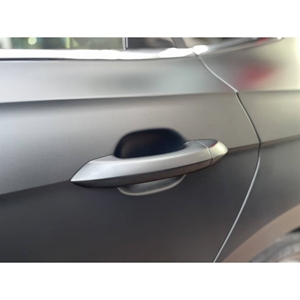 Film de protection de <span class=keywords><strong>voiture</strong></span> en PVC auto-adhésif, film de changement de <span class=keywords><strong>couleur</strong></span>, finition <span class=keywords><strong>mate</strong></span> noire givrée, durabilité, enveloppement de <span class=keywords><strong>voiture</strong></span> <span class=keywords><strong>pour</strong></span> carrosserie avec colle amovible - Product Image 2