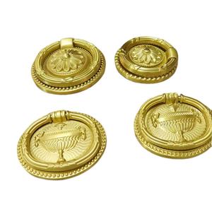 Poignées de porte de meuble et de bar sculptées en laiton doré modernes pour bar à domicile et hôtel - Écologiques et durables - Product Image 3