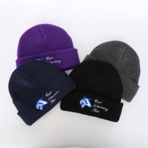 Bonnet crâne en acrylique tricoté avec logo personnalisable pour l'hiver avec broderie de créateur pour les voyages et les activités de plein air - Product Image 4