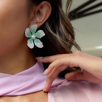 Boucles d'oreilles romantiques J&D avec fleurs, en acier inoxydable plaqué or 18 carats, perles acryliques roses, violettes, bleues et menthe