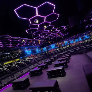 Luz hexagonal RGB para entretenimiento en el hogar: inalámbrica, que cambia de color, ideal para decoración de bares y fiestas - Product Image 1