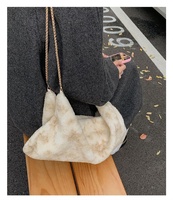Sac à bandoulière Zeyu élégant en fausse fourrure moelleuse pour femme, sac hobo d'hiver à double chaîne, silhouette souple, sac à main en fausse fourrure écologique ODM / OEM