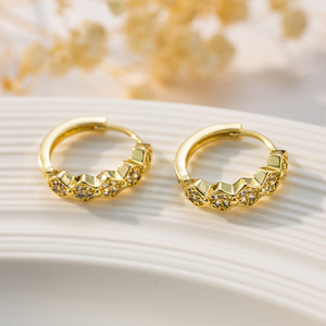 Pendientes de Aro con Diseño Floral Incrustado con Circonitas en Oro de 18K, Joyería para Regalo - Product Image 4