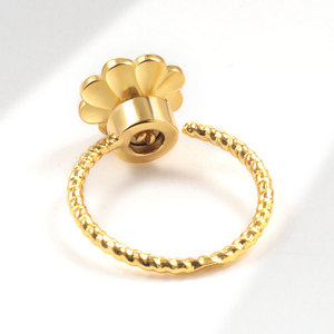 Anillo Ajustable Minimalista de Cobre Chapado en Oro con Perla de Concha y Flor Esmaltada Giratoria, Joyería de Moda para Mujer, Anillo Antiestrés Fidget - Product Image 4