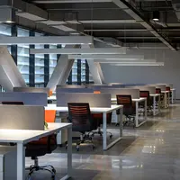 Meubles de bureau blancs modernes, postes de travail pour 2, 4, 6 ou 8 personnes, bureau de travail en entreprise