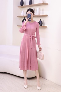 Robe maxi élégante à col en V plissée, écologique, tissée, noire texturée, décontractée pour femmes, en stock - Product Image 5