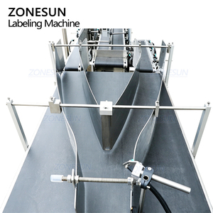 Machine d'étiquetage automatique ZONESUN ZS-TB70DM pour palettes, empilage et emballage double face de lingettes humides sur surface plane - Product Image 5
