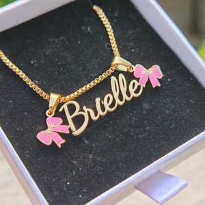 Collana Personalizzata Qiuhan con Nome in Oro e Fiocchi Rosa, Ciondolo a Cuore con Fiocco Personalizzato, Gioiello Unico Regalo per Ragazze - Product Image 5