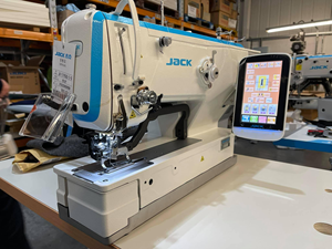 Máquina de Coser Industrial Computarizada Jack 1790 para <span class=keywords><strong>Ojales</strong></span> Rectos en Telas Gruesas, Cuero, Mezclilla y Tejidos para Producción de Prendas - Product Image 1