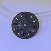 Impression de logo sur mesure sur disque de montre avec texture carbone, cadran de montre avec luminescence verte dans le noir pour montre.