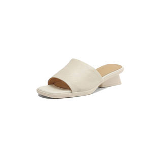 Sandalias de verano nuevas con tacón grueso de piel de oveja suave, fáciles de poner - sencillas y versátiles, chanclas de cuero genuino de punta cuadrada en color liso. - Product Image 1