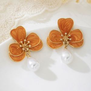 Pendientes de Acero Inoxidable Chapados en Oro con Diseño de Flor Blanca Irregular, Elegantes y Delicados para Mujer, Ideales para Fiestas - Product Image 3