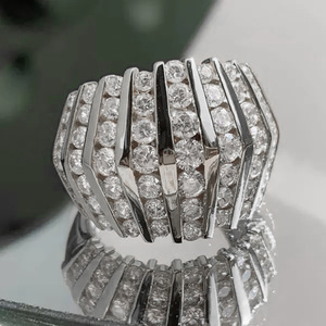 Anello Scintillante Futuristico per Donne, Gioiello da Dito alla Moda e Trendy - Product Image 4