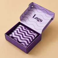 Boîte d'expédition en carton ondulé avec logo personnalisé en relief, emballage cadeau recyclable, design pliable pour l'expédition de portefeuilles, de parfums et de cils