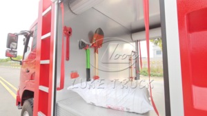 Camión de Bomberos Dongfeng con Tanque de Agua de 8000L, 4x2, para Rescate y Extinción de Incendios - Product Image 3