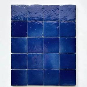 Carrelage mural en céramique bleue marocaine moderne 100x100mm, finition rustique brillante pour utilisation intérieure dans le salon - Product Image 1