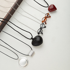 Collar de aleación de clavícula con corazón de cadena de suéter largo regalo de celebridad de Internet peine de gafas con estilo fresco de moda para mujer de gama alta - Product Image 3